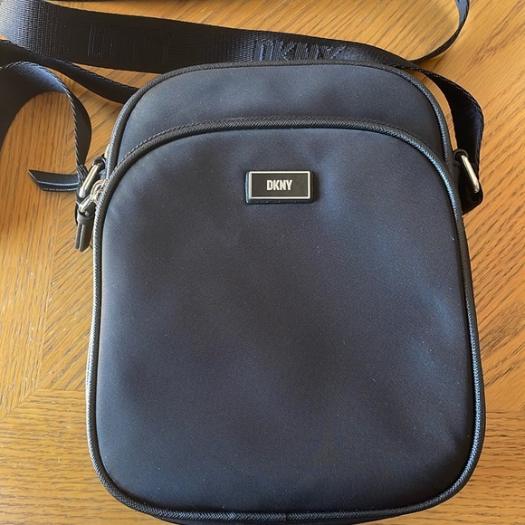 DKNY Gigi Flight Crossbody Bag Color-Black Size- 8 1/2” x 6 1/2” NWT - Picture 1 of 7